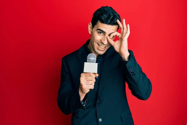 Yakışıklı Spanyol Muhabir Mikrofonu Tutuyor Gülümsüyor Mutlu Bir Şekilde Tamam — Stok fotoğraf