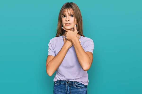 Adolescente Caucasiano Menina Vestindo Roupas Casuais Gritando Sufocar Porque Doloroso — Fotografia de Stock