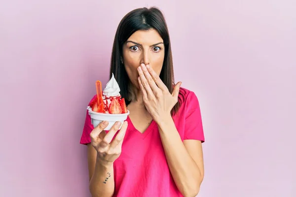 Mujer Hispana Joven Comiendo Helado Fresa Cubriendo Boca Con Mano —  Fotos de Stock