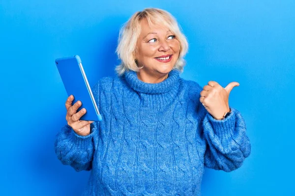 Blonde Frau Mittleren Alters Mit Touchpad Gerät Das Den Daumen — Stockfoto