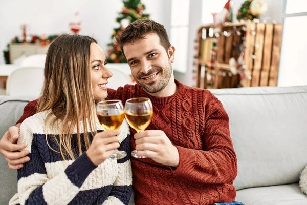 Молода Пара Іспаномовних Посміхається Щасливі Тости Шампанським Сидячи Дивані Вдома — стокове фото