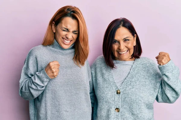 Latina Mãe Filha Vestindo Roupas Casuais Muito Feliz Animado Fazendo — Fotografia de Stock