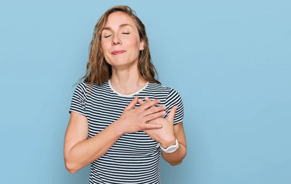 Giovane Donna Bionda Che Indossa Abiti Casual Sorridente Con Mani — Foto Stock