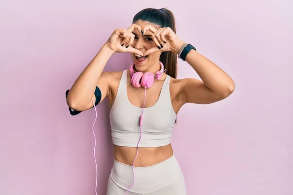 Ung Latinamerikansk Kvinna Klädd Gympakläder Och Med Hörlurar Gör Hjärtat — Stockfoto