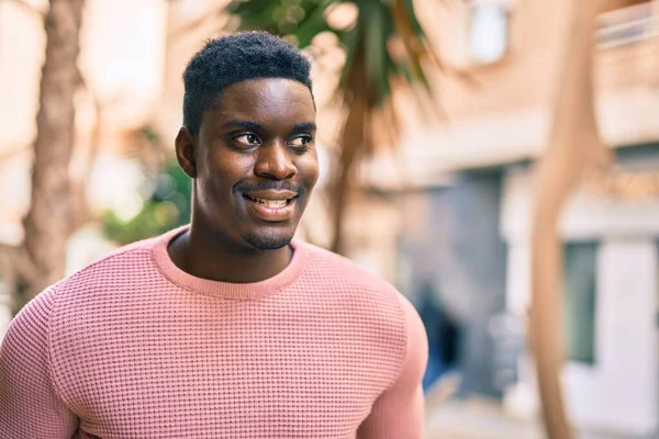 Jeune Homme Afro Américain Souriant Heureux Debout Ville — Photo