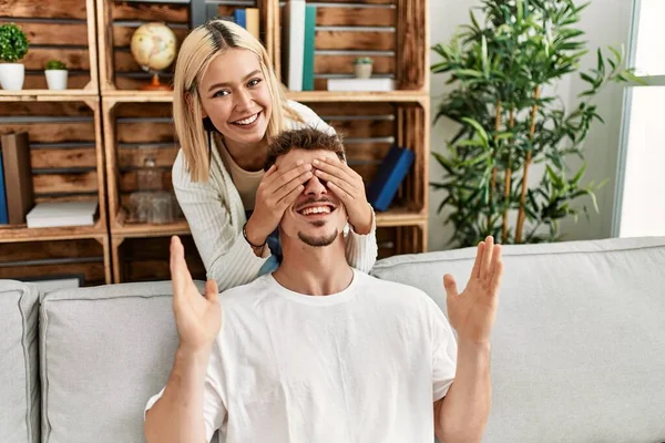 Kvinna Överraskar Sin Pojkvän Med Händerna Ögonen Hemma — Stockfoto