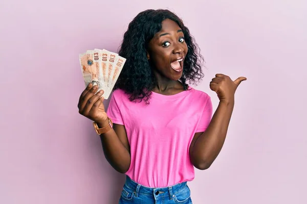 Krásná Africká Mladá Žena Drží Spojené Království Liber Bankovky Ukazující — Stock fotografie