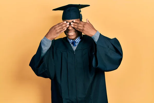 Ung Afrikansk Amerikan Man Bär Examen Mössa Och Ceremoni Mantel — Stockfoto