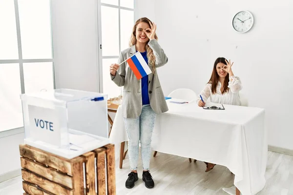 Mujer Rubia Joven Puesto Político Sosteniendo Bandera Rusa Sonriendo Feliz —  Fotos de Stock