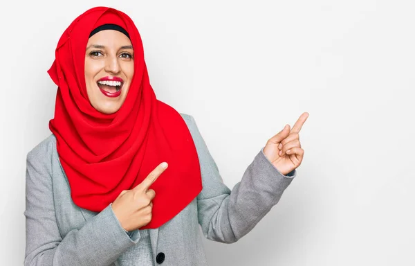Όμορφη Ισπανίδα Γυναίκα Φορώντας Παραδοσιακό Ισλαμικό Μαντήλι Χιτζάμπ Χαμογελώντας Και — Φωτογραφία Αρχείου