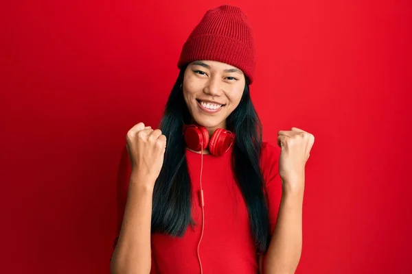 Joven Mujer China Escuchando Música Usando Auriculares Emocionados Por Éxito —  Fotos de Stock