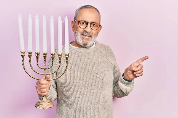 Snygg Äldre Man Med Skägg Håller Menorah Hanukkah Judisk Ljus — Stockfoto