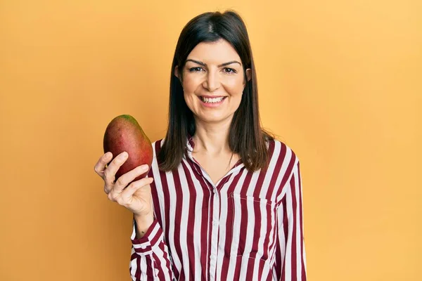 Junge Hispanische Frau Mit Mango Sieht Positiv Und Glücklich Stehend — Stockfoto