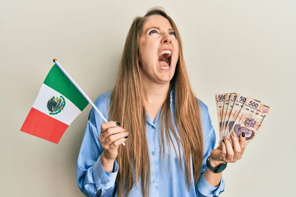 Joven Rubia Sosteniendo Bandera Mexicana Billetes Mexicanos Enojada Loca Gritando — Foto de Stock