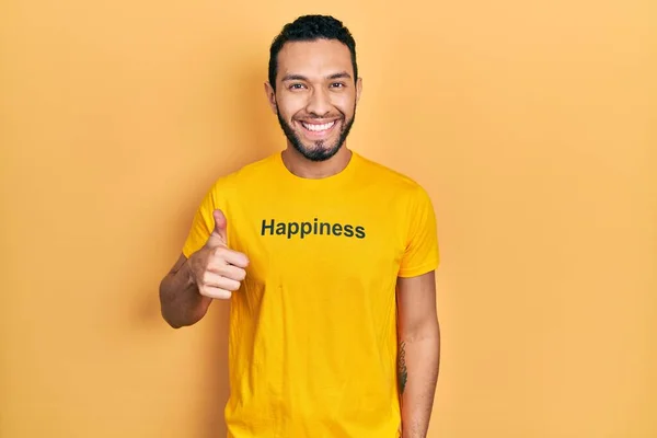 Hispanischer Mann Mit Bart Der Ein Shirt Mit Glückwunschbotschaft Trägt — Stockfoto