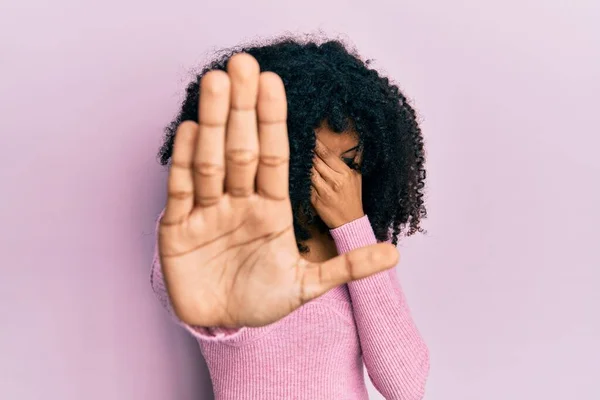 Африканская Американка Афроволосами Розовой Рубашке Закрывающей Глаза Руками Делающей Остановку — стоковое фото