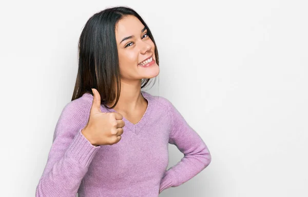 Joven Chica Hispana Usando Ropa Casual Haciendo Gesto Pulgares Felices — Foto de Stock