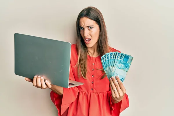 Joven Mujer Hermosa Sosteniendo Portátil Sosteniendo Brasileña Verdadera Expresión Despistada — Foto de Stock