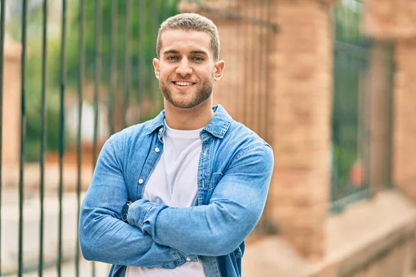 Jovem Caucasiano Com Braços Cruzados Sorrindo Feliz Cidade — Fotografia de Stock