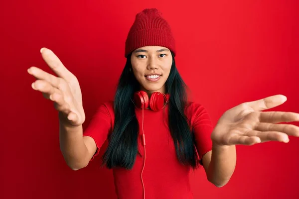 Mladá Číňanka Která Poslouchá Hudbu Pomocí Sluchátek Dívá Kamery Usmívá — Stock fotografie