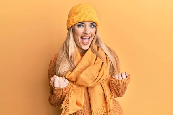 Mujer Caucásica Joven Con Suéter Lana Invierno Gorra Emocionada Por —  Fotos de Stock