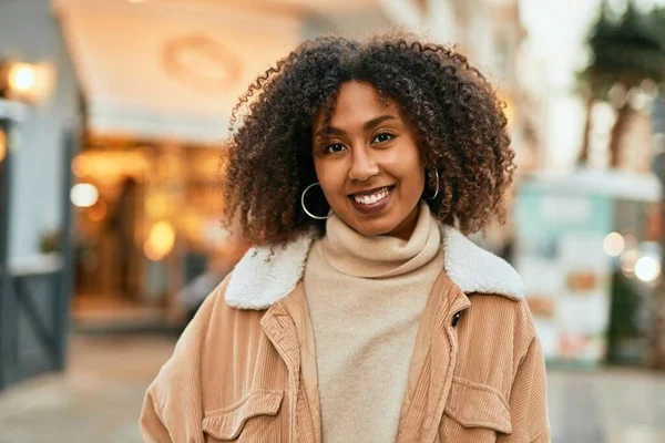 Ung Afrikansk Amerikansk Kvinna Ler Lycklig Stående Vid Staden — Stockfoto