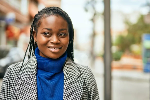 Jong Afrikaans Amerikaans Zakenvrouw Glimlachen Gelukkig Staan Stad — Stockfoto