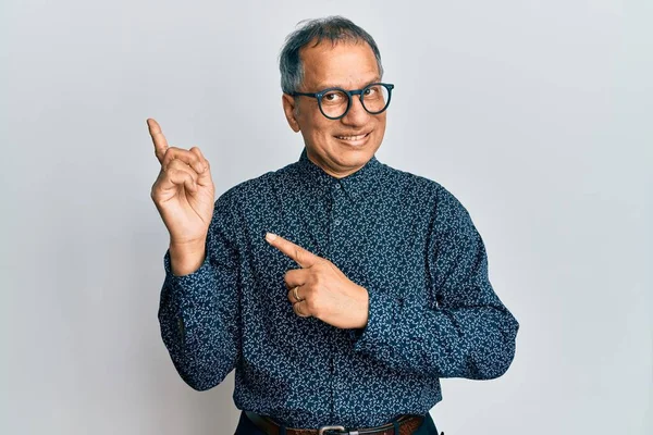 Homem Indiano Meia Idade Vestindo Roupas Casuais Óculos Sorrindo Olhando — Fotografia de Stock