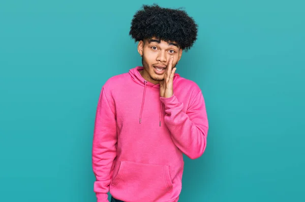 Joven Afroamericano Con Cabello Afro Usando Sudadera Rosa Casual Mano —  Fotos de Stock