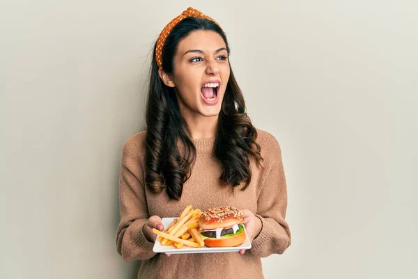Jeune Femme Hispanique Mangeant Hamburger Classique Savoureux Colère Fou Hurlant — Photo