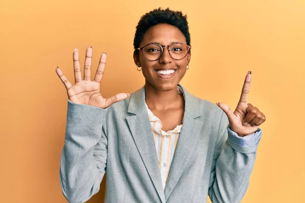 Ung Afrikansk Amerikansk Flicka Bär Business Jacka Och Glasögon Visar — Stockfoto