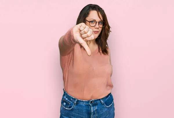 Jonge Size Vrouw Draagt Casual Kleren Glazen Kijken Ongelukkig Boos — Stockfoto