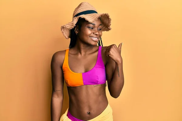 Genç Afro Amerikan Kadın Bikini Giyiyor Yaz Şapkası Takıyor Başparmağıyla — Stok fotoğraf