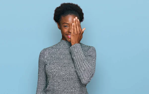 Jovem Afro Americana Vestindo Roupas Casuais Cobrindo Olho Com Mão — Fotografia de Stock