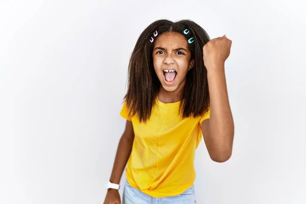 白人の孤立した背景に立っている若いアフリカ系アメリカ人の少女は怒りを叫びながら 怒りと怒りに苛まれ 怒り狂った 怒りと攻撃的な考え方 — ストック写真