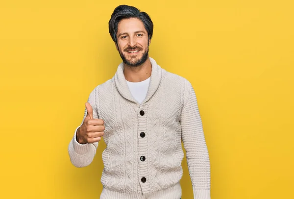 Junger Hispanischer Mann Lässiger Kleidung Lächelt Glücklich Und Positiv Daumen — Stockfoto