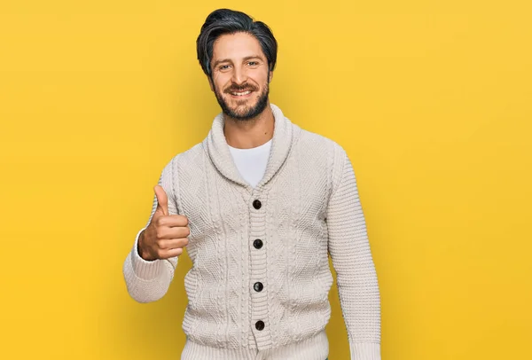 Jovem Hispânico Vestindo Roupas Casuais Sorrindo Feliz Positivo Polegar Para — Fotografia de Stock