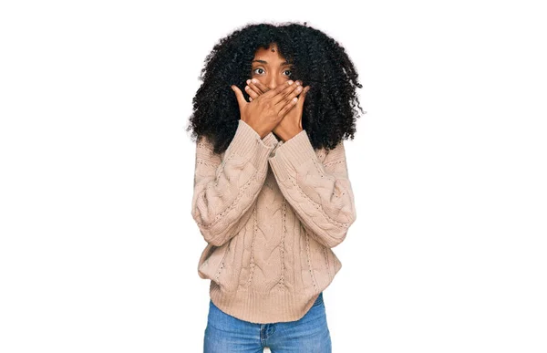 Gündelik Giysiler Giyen Genç Afro Amerikalı Kız Yanlışlıkla Ağızlarını Kapatarak — Stok fotoğraf
