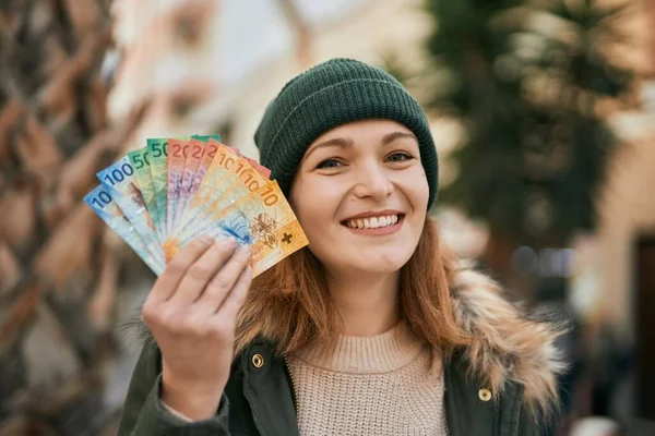 Kafkasyalı Genç Kız Gülerek Şehirde Sviçre Frangı Banknotları Tutuyor — Stok fotoğraf