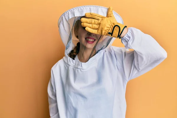 Bella Donna Caucasica Bionda Che Indossa Uniforme Protettiva Apicoltore Sorridente — Foto Stock