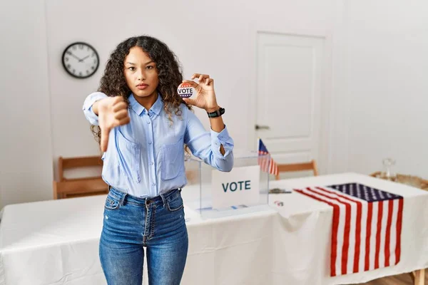 Mooie Latijns Amerikaanse Vrouw Stand Bij Politieke Campagne Door Stemmen — Stockfoto