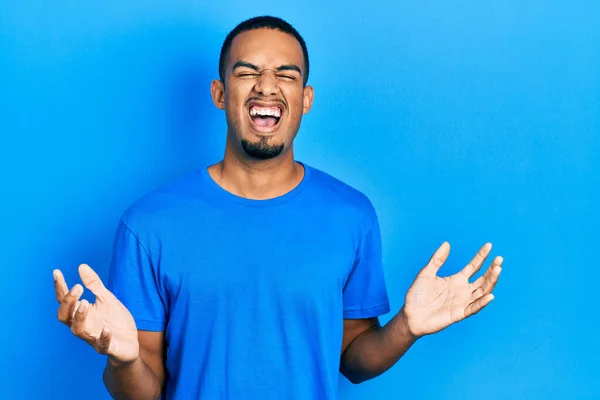 Jonge Afro Amerikaanse Man Draagt Casual Blauw Shirt Gek Gek — Stockfoto