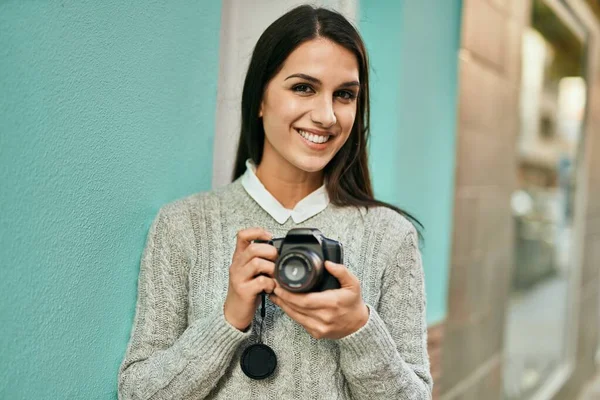 Молодая Латиноамериканка Улыбается Счастливой Используя Камеру Городе — стоковое фото