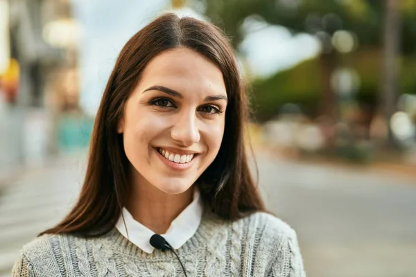 Joven Mujer Hispana Sonriendo Feliz Pie Ciudad — Foto de Stock