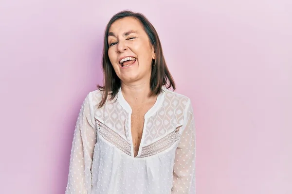 Mujer Hispana Mediana Edad Vistiendo Ropa Casual Guiñando Ojo Mirando — Foto de Stock