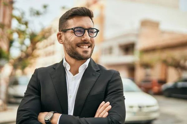 Junger Hispanischer Geschäftsmann Mit Verschränkten Armen Lächelt Glücklich Die Stadt — Stockfoto