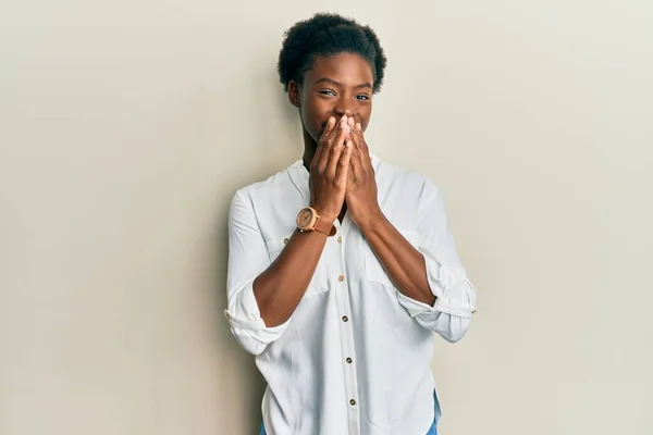 Jong Afrikaans Amerikaans Meisje Dragen Casual Kleding Lachen Beschaamd Giechelen — Stockfoto