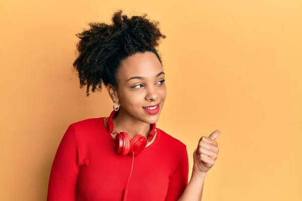 Chica Afroamericana Joven Escuchando Música Usando Auriculares Sonriendo Con Cara —  Fotos de Stock