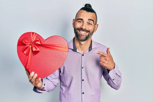 Jovem Hispânico Homem Segurando Presente Valentine Sorrindo Feliz Apontando Com — Fotografia de Stock