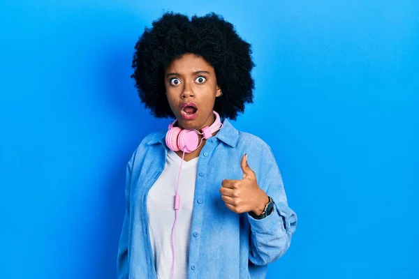 Jovem Afro Americana Usando Fones Ouvido Fazendo Gesto Positivo Rosto — Fotografia de Stock